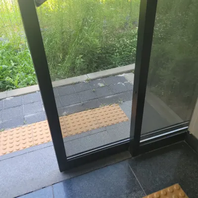 강남 슬라이딩문 하부 레일 마감 상태